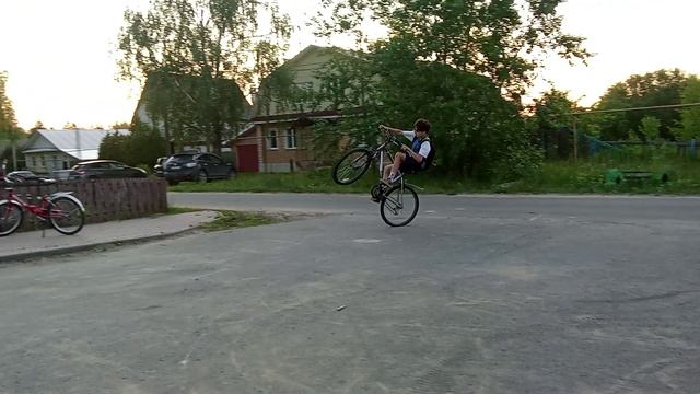 заехал  в поворот на заднем
