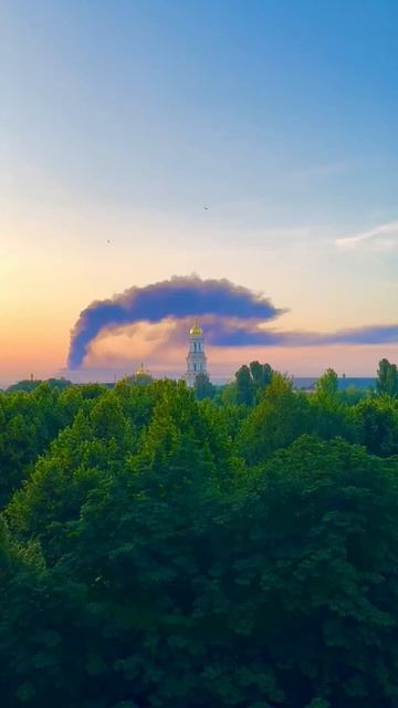 В Киеве продолжает гореть и детонировать огромный склад БК. Попали на все деньги. Даже сами хохлы за