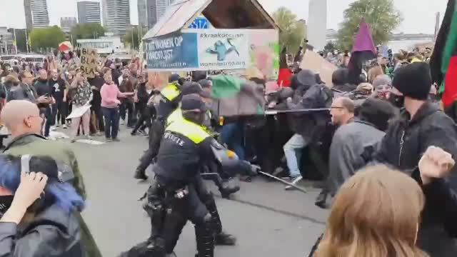 голандских майдаВОШЕК оказывается МОЖНО бить а бендеро-фашистких майдаВОШЕК нет