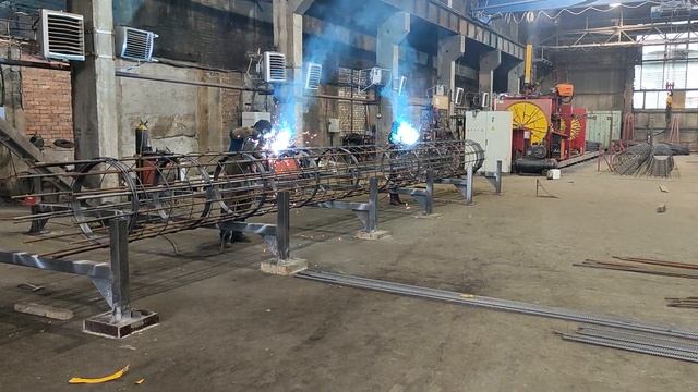 Производится сваривание узлов сформированного станком каркаса
