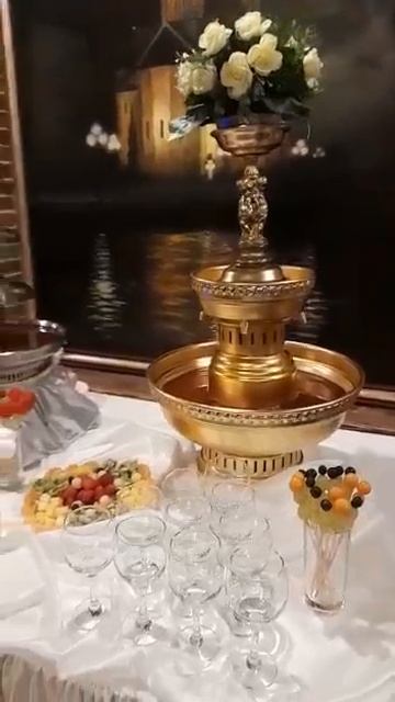 Шоколадный фонтан и фонтан для вина