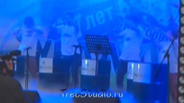 Барабанное шоу на металлических бочках из под нефти