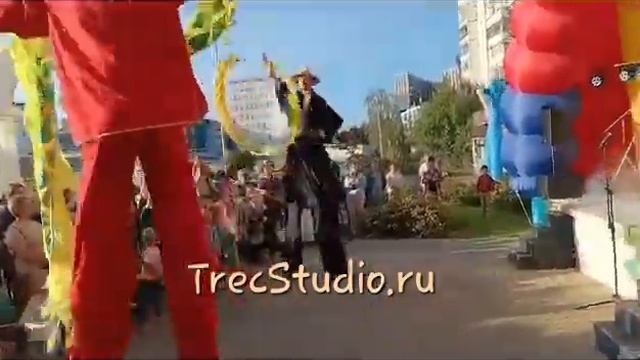Ходулисты со змеями - Китайское цирковое шоу / Цирковые артисты в Китайском и Японском стиле