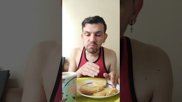 Обжор завтракаю горячие бутерброды с сыром, цикорий