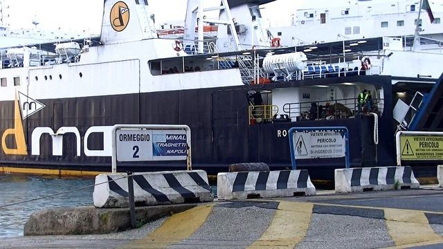 паром заходит в порт