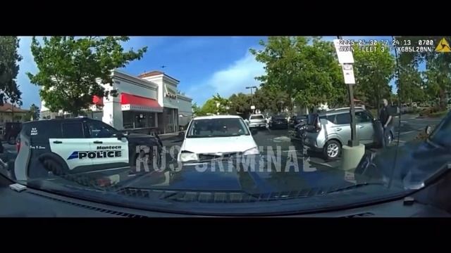 🇺🇸🚔Полиция заблокировала неадекватного водителя на парковке местной тошниловки-бургерной…🔽🔽🔽