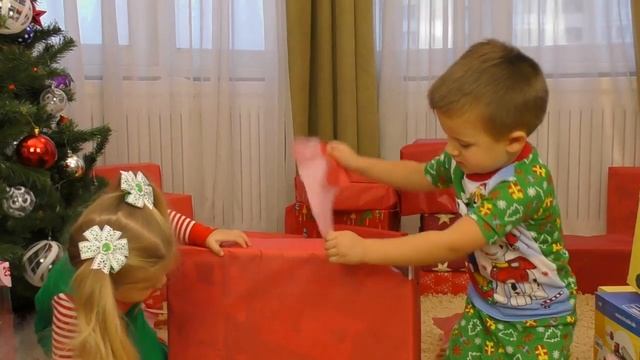 Диана и Рома ПОДАРКИ для Дианы Ромы на Новый Год - любимые игрушки
