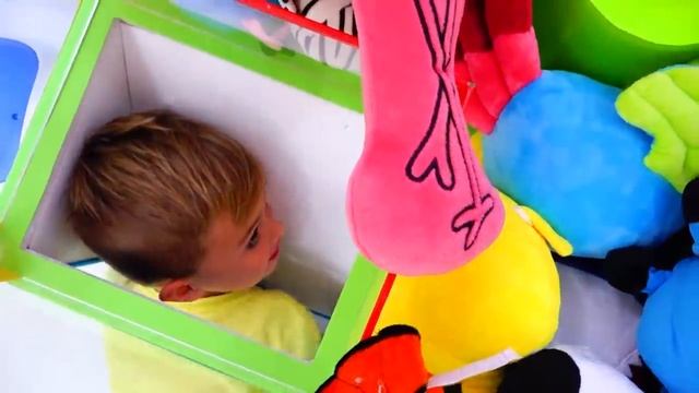 Влад и Никита Влад и Никита играют с маленьким Крисом - Веселые истории для детей