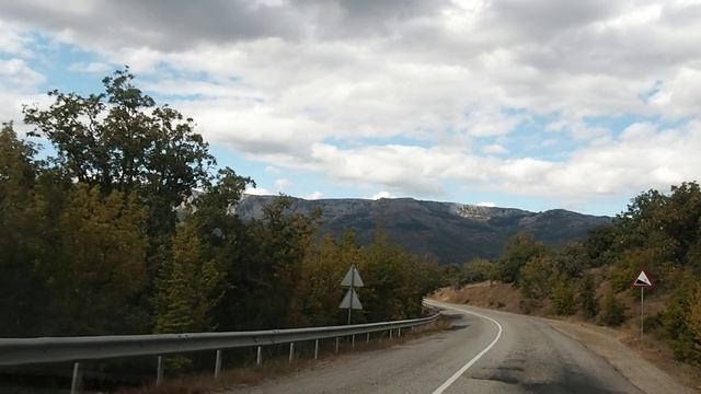 Дорога из Ялты в Судак (Крым) - через горы и вдоль моря.