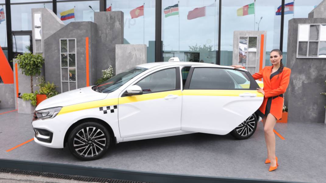 Специально для такси: ПМЭФ показали новую версию Lada Aura