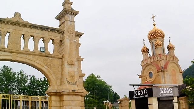 Архипо - Осиповка  ( отель Камчатка ) на набережной и храм Андрея Первозванного.