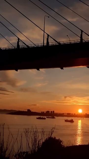 Что скрывает закат над Русским мостом?