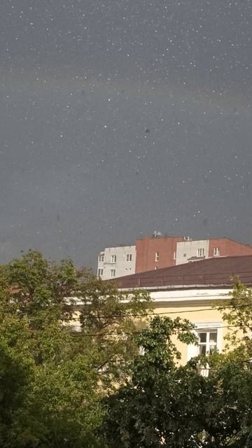 Тюмень вчера дождь с градом на фоне радуги подсвечен солнцем