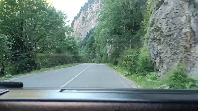 По серпантину в горах Кавказа.