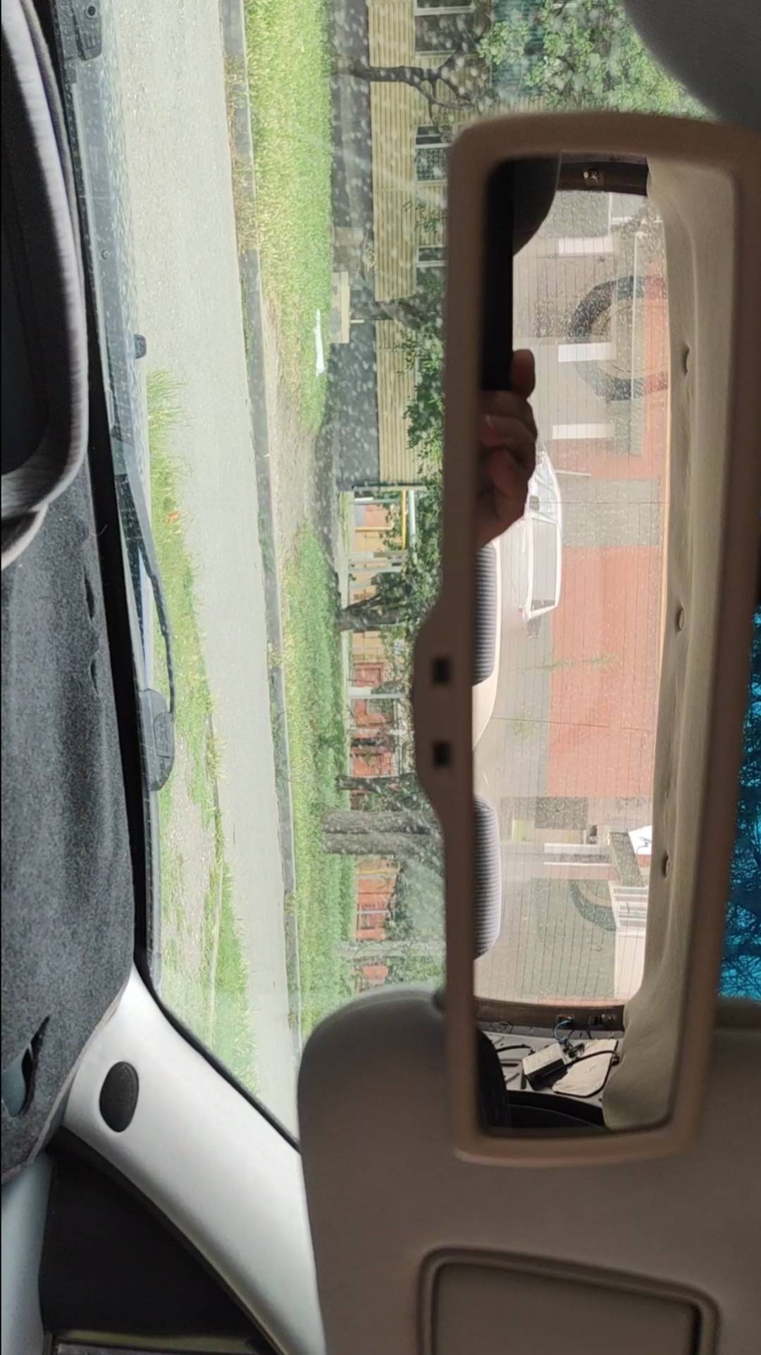 В зеркале виден потолок сзади