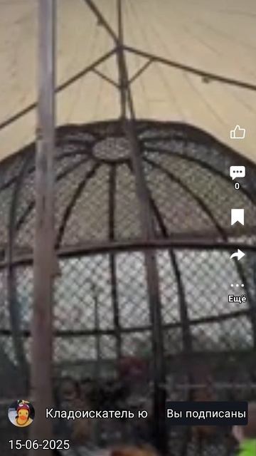 мотоциклист в клетке.