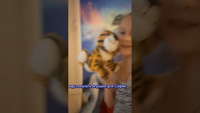 Диана как мама отводит Софию в садик.