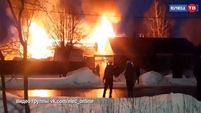 Пожар на улице Нади Гусевой: загорелась баня и гараж