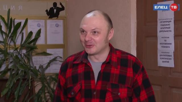 Во время ремонта в историческом здании Ельца обнаружили настенный медальон и надписи времён начала