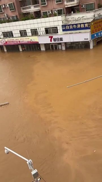 Масштабное наводнение в городе Хуайцзи, Китай, провинция Гуандун.