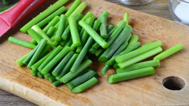 Чесночные стрелки через мясорубку на зиму