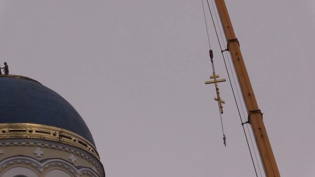 Демонтаж Креста на куполе Успенского собора, перед установкой нового