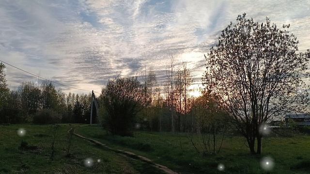 И ТИХО ПРЯЧЕТСЯ ЗАКАТ В НАШ ДЕНЬ УСТАВШИЙ