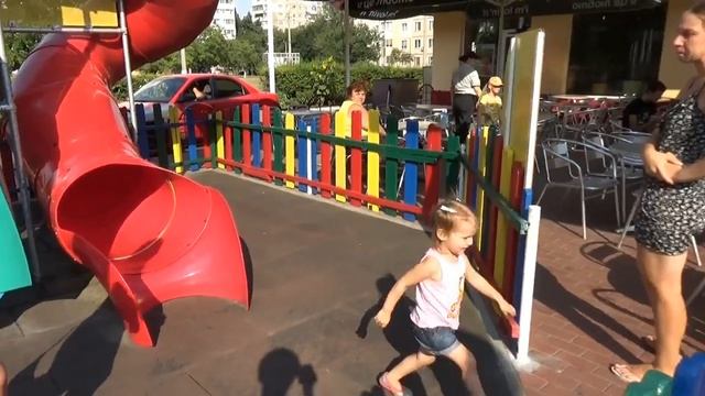 Miss Katy • Мисс Кейт - Кэти и Макс играют на детской площадке