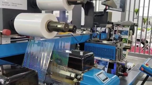 Росупак 2025. Первые посетители изучают в работе флексолинию Hontec Flexicon 350F.