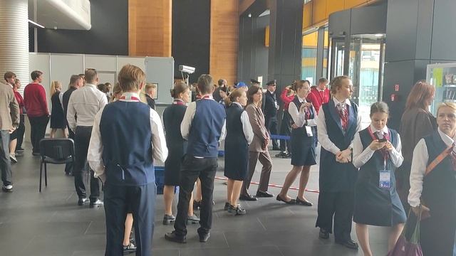 ПМЭФ - очередь в столовую. Отстояли полчаса, оказалось не туда🤣