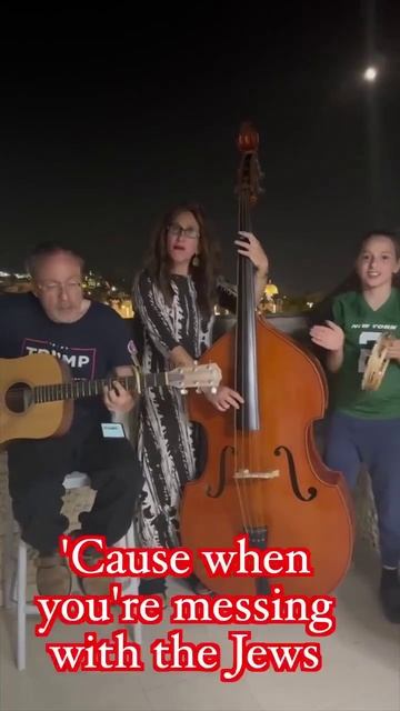 Счастливая семья музыкантов из Израиля поёт «милую» песенку