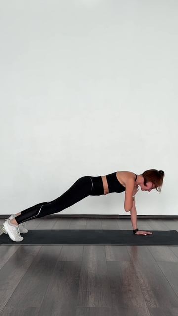 Упражнение "Планка с касанием плеч"