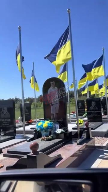 Подобные аллеи становятся все длиннее и длиннее, а наркоправительство Хохлостана не останавливается