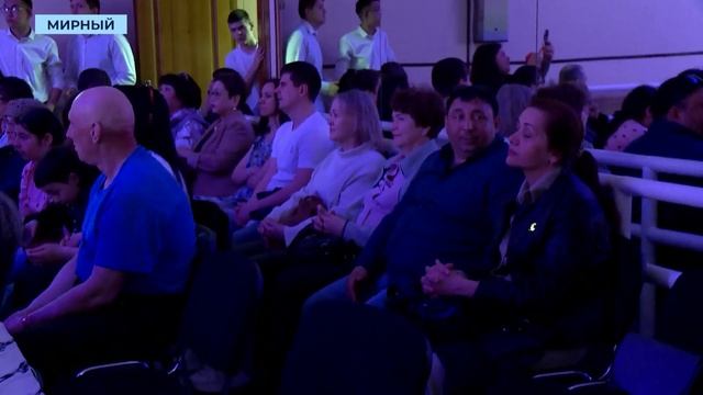 «В кругу друзей»: два мирнинских ансамбля собрали аншлаг на отчётном концерте