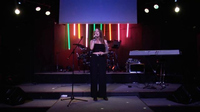 Выступление Тамары Ласточкиной, педагога по вокалу школы Sonata на концерте школы