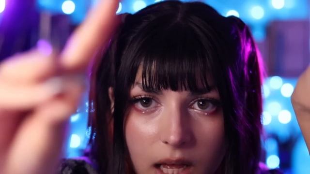 Mini the Moon ASMR. Ролевая игра - съем тебя глупенького, тихий голос, звуки рта, движения рук.