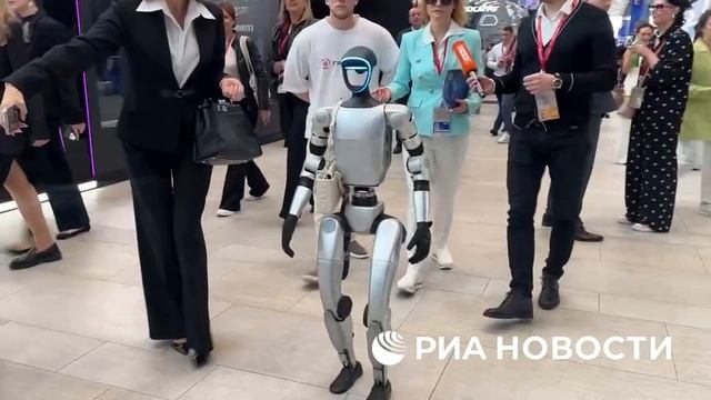 На ПМЭФ заметили робота с брендовой сумкой