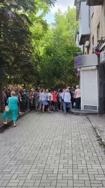 Беспредел в Макеевке у офиса Феникс. И это везде так 🤦🏻