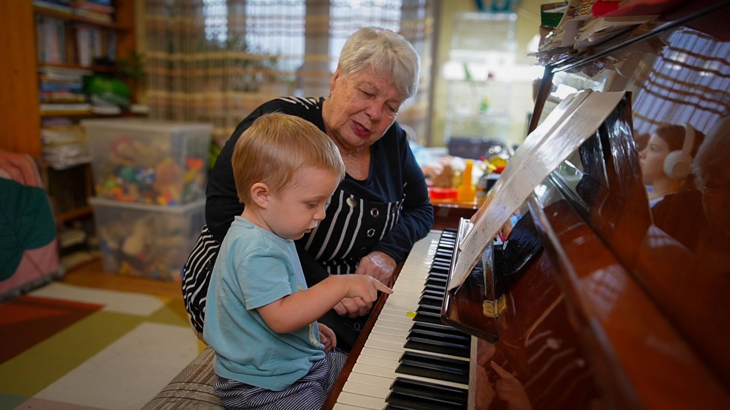 Владислав, 1 год 4 месяца. Закрепление цветов. Игра по пуговкам.