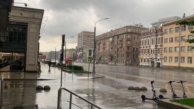 Москва. Ливень. Большая  Якиманка. 18 июня 2025г.