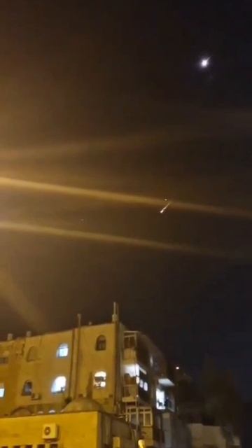 Видео с иранскими баллистическими ракетами над Израилем.