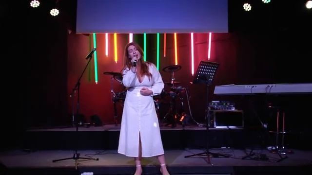 Выступление Екатерины Морозовой, педагога по вокалу школы Sonata на концерте школы