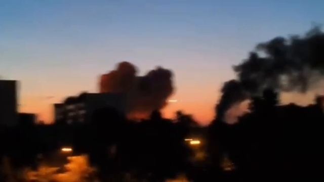 Киев. Видно как зенитная ракета попадает по касательной по ракете Х-101, она меняет траекторию и поп