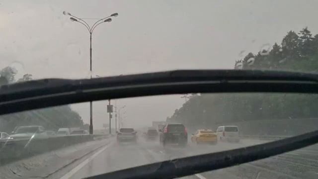 Мокрая рулетка: проезжаем МКАД под шквалом воды