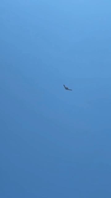 В сети распространяется видео, якобы пролёта бомбардировщика B2 Spirit над Израилем…🔽🔽🔽