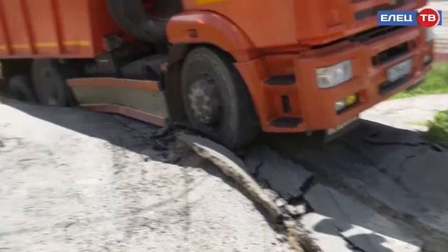 На улице Пушкина грузовик с песком провалился под тротуар