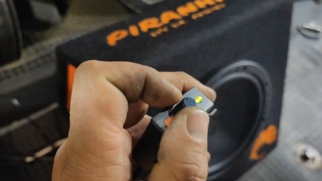 установка активного сабвуфера Dl Audio Piranha 8A в VW