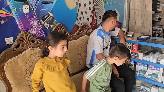 Хашем встречается со своим сыном и покупает мобильные телефоны для детей