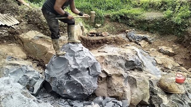 Строительство, самый сильный шахтёр разбивает камни