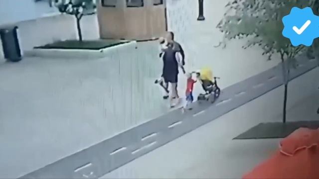 В Оренбурге отец с младенцем на руках бросился под питбайк: ребёнок в больнице